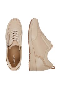 Bež nahkased spordijalatsid tekstuuriga pinnaga, millel on seotud disain, külgkanal ja kummist tallaga, millel on siksakmuster.