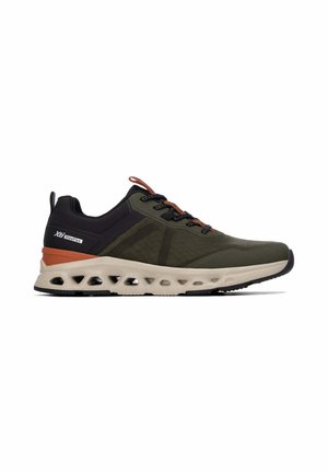 Zapatilla moderna de color verde oliva y negro con suela perforada beige, cordones negros y un acento naranja en el talón y la lengüeta.