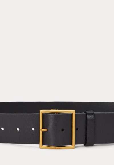 Černý kožený pásek s obdélníkovou zlatou sponou a několika otvory pro úpravu, stylizovaný na rovné ploše na bílém pozadí.