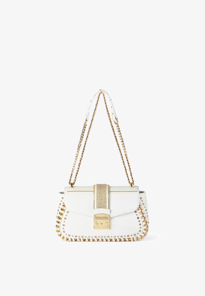 Sac à main en cuir blanc avec une bandoulière en chaîne dorée, des clous décoratifs et un fermoir en or portant l'inscription "braccialini" sur le rabat avant.
