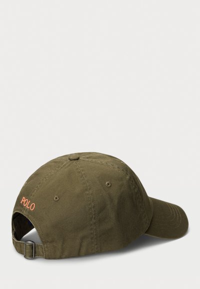 Casquette en coton vert olive avec une visière courbée, une sangle réglable et le logo "POLO" brodé en orange clair à l'arrière.