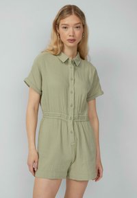 Romper verde chiaro a maniche corte con colletto, chiusura frontale a bottoni, vita elasticizzata e tessuto testurizzato.