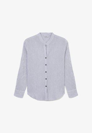 Camicia bianca a maniche lunghe con sottili righe verticali nere, bottoni neri lungo il davanti e colletto a fascia.