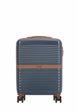 Twarda walizka w kolorze ciemnoniebieskim z poziomymi ryflowaniami, brązowymi wykończeniami, czterema czarnymi obrotowymi kółkami i górnym uchwytem.