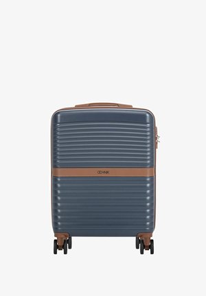 Twarda walizka w kolorze ciemnoniebieskim z poziomymi ryflowaniami, brązowymi wykończeniami, czterema czarnymi obrotowymi kółkami i górnym uchwytem.