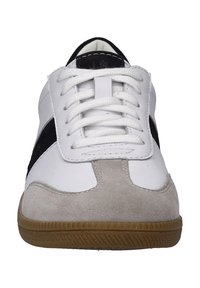Weißer Sneaker mit schwarzen und grauen Akzenten, ausgestattet mit einem Schnürdesign, Obermaterial aus glattem Leder und einer strukturierten Gummisohle.