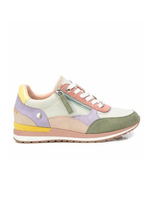 Zapatilla multicolor con una combinación de ante y cuero. Presenta un diseño de acentos en rosa, verde, lavanda y amarillo, cremallera y cordones blancos.