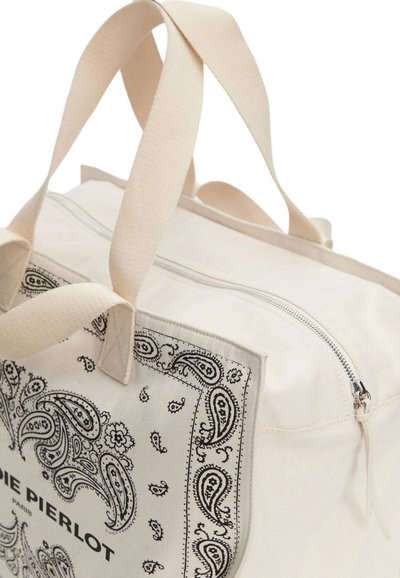 Bolso de lona beige con un patrón de paisley en negro, con cierre de cremallera y dos asas de transporte resistentes.