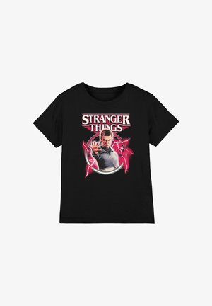 Schwarzes Baumwoll-T-Shirt mit einem bedruckten Grafik eines Charakters aus "Stranger Things" mit einer Handgeste, umgeben von blitzartigen Designelementen.