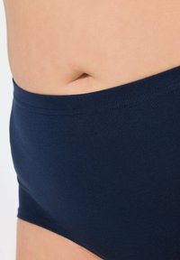 Boxer in cotone blu navy con una texture liscia. Presenta un semplice elasticizzato in vita e nessun motivo o accessorio visibile.