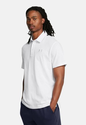 Weißes Poloshirt aus glattem Baumwollstoff mit kurzen Ärmeln, einer Drei-Knopf-Leiste und einem dezenten grauen Logo auf der Brust.