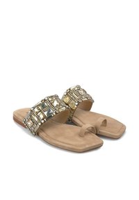 Sandali piatti con suola in suede beige e una fascia trasparente decorata con cristalli rettangolari e quadrati.