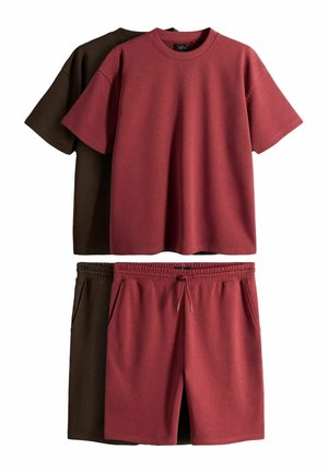 Zwei Sets Freizeitkleidung; ein bordeauxrotes T-Shirt und Shorts, ein dunkelbraunes T-Shirt und Shorts, beide mit elastischem Bund und Taschen.