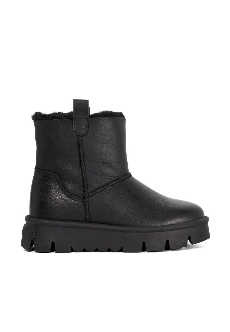 Black ankle boots made of leather with a suede interior, featuring a flat, textured rubber sole and a rear pull tab for easy wear.