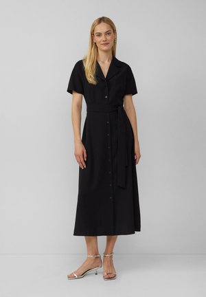 Robe noire boutonnée avec des manches courtes, ceinture à la taille et longueur midi. Tissu lisse et design simple sans motifs ni accents.