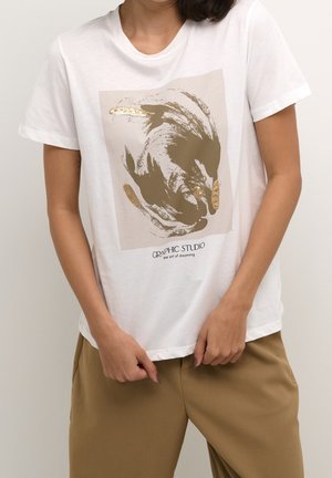 Wit katoenen T-shirt met een grafische print in goud en zwart. Losse pasvorm met korte mouwen, gecombineerd met beige broek.