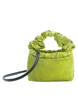 Mała torebka w kolorze limonkowej zieleni z plisowaną tkaniną, z uchwytem zebranym z materiału oraz cienkim czarnym paskiem na ramię na białym tle.