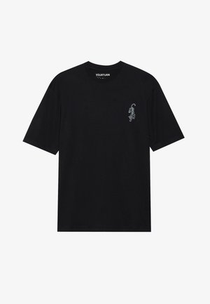 T-shirt en coton noir avec une coupe décontractée. Présente un petit graphisme blanc d'un tigre en train de sauter sur la zone gauche de la poitrine. Manches courtes.