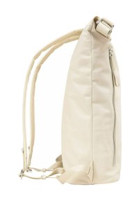 Sac à dos minimaliste beige avec des bretelles ajustables, une poche zippée latérale verticale et une boucle rectangulaire sur le dessus, le tout sur un fond blanc.