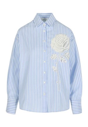 Chemise boutonnée à rayures verticales bleu clair et blanc avec manches longues et un grand motif floral en dentelle blanche sur le côté gauche.