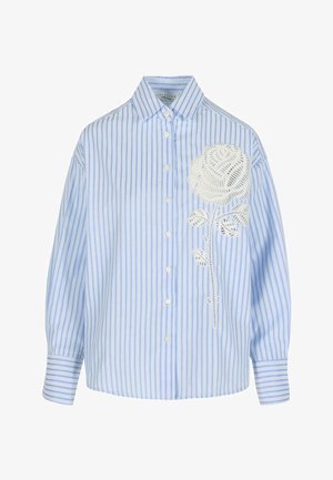 Gaiši zila un balta vertikāli svītrota pogām aizpogājama krekla ar garām piedurknēm un lielu baltu mežģīņu ziedu dizainu kreisajā pusē.