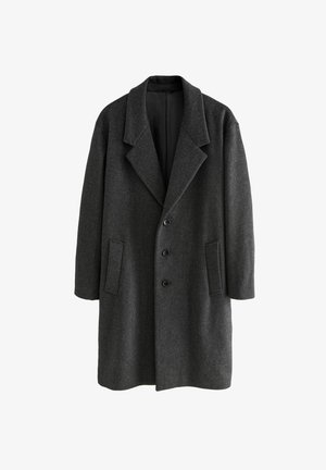 Abrigo largo de mezcla de lana en gris oscuro con solapas anchas, tres botones negros y dos bolsillos frontales verticales, mostrado sobre fondo blanco.