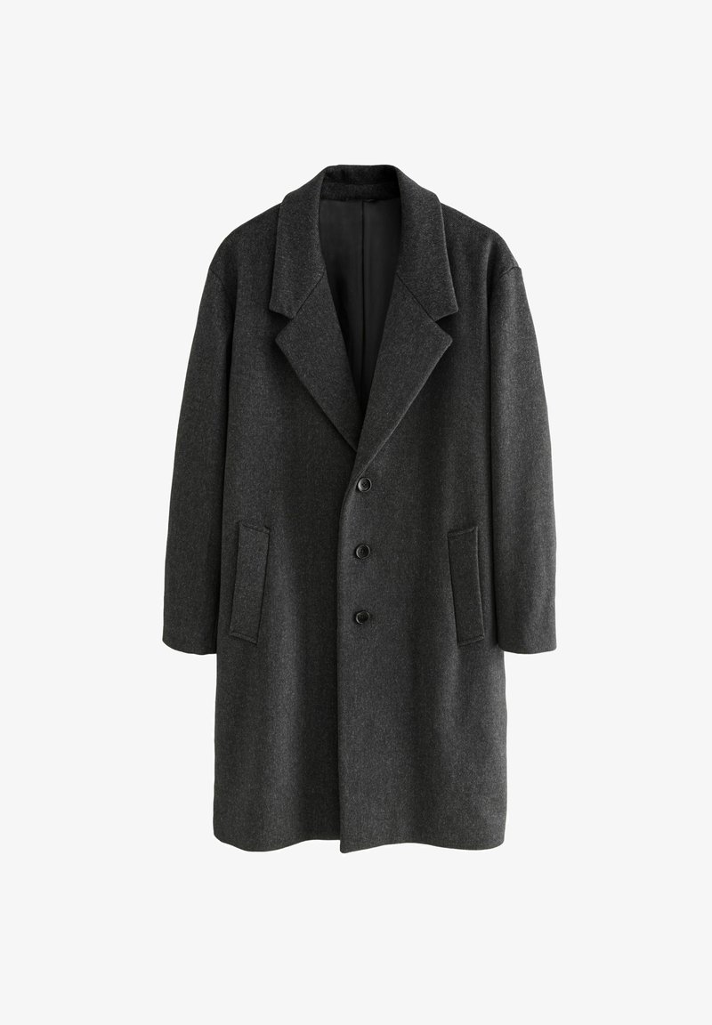 Manteau long en mélange de laine gris foncé avec larges revers, trois boutons noirs et deux poches verticales frontales, présenté sur fond blanc.