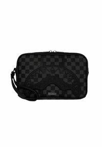 Bolso de cuadros negros con un diseño en relieve de olas en la parte frontal, fabricado en material sintético, con cierre de cremallera y correa de hombro desmontable.