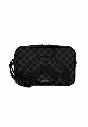 Borsa a scacchi nera con un design a onde impresso sul davanti, realizzata in materiale sintetico, chiusura con cerniera e tracolla staccabile.