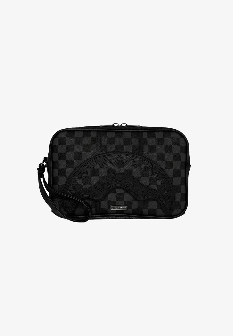 Borsa a scacchi nera con un design a onde impresso sul davanti, realizzata in materiale sintetico, chiusura con cerniera e tracolla staccabile.