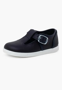 Scarpe T-bar in pelle blu navy con fibbia in metallo, suola in gomma bianca, punta tondeggiante e dettagli intagliati nella parte anteriore, progettate per il massimo comfort.