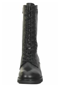 Botte en cuir noir à lacets avec une finition lisse, design haut, bout renforcé, œillets en métal et clous décoratifs sur le côté.