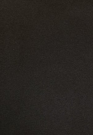 Černá tkanina s hladkou texturou, vykazující jednotný vzor tkaní. Žádné viditelné vzory nebo akcenty nejsou přítomny.
