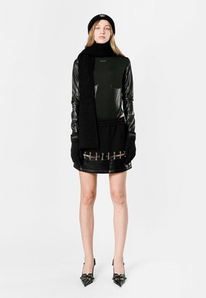 Falda acampanada - black