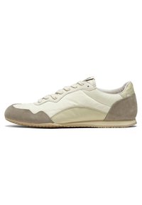 Lyscreme lædersneakers med grå ruskindsdetaljer; har en rund tå, flade snørebånd og en tekstureret gummisål for bedre greb.
