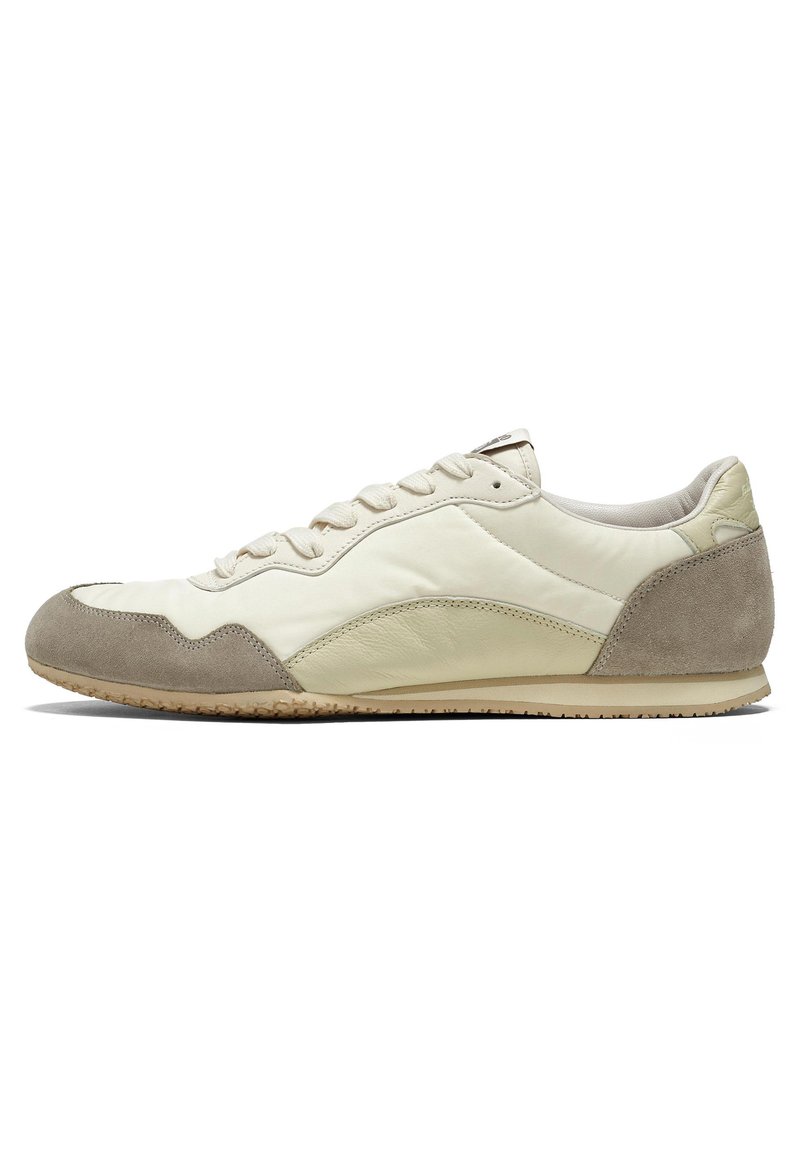 Lyscreme lædersneakers med grå ruskindsdetaljer; har en rund tå, flade snørebånd og en tekstureret gummisål for bedre greb.