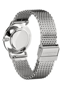 Silberne Mesh-Armbanduhr mit rundem Gehäuse, minimalistischem Design und einem Verschluss, der mit "LIEBESKIND BERLIN" graviert ist. Glatte, glänzende Oberfläche.