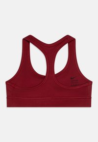 Maroon športni nedrček z dizajnom racerback, izdelan iz tkanine, ki odvaža vlago, z ravnimi šivi in majhno oznako z blagovno znamko.
