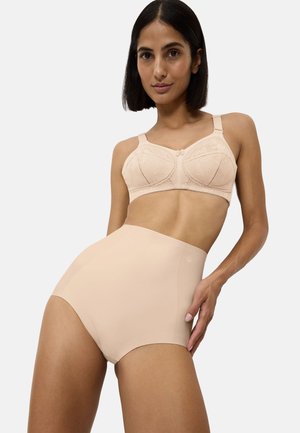 Béžová krajková podprsenka s kosticemi a nastavitelnými ramínky, doplněná vysokými bezšvovými kalhotkami v barvě nahé. Hladká textura a jemný detail s logem.