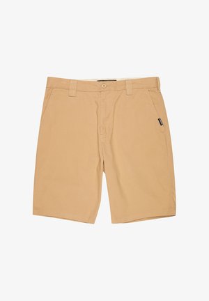Shorts pour hommes en coton beige avec fermeture par bouton, passants pour ceinture, poches latérales et une petite étiquette noire sur la poche droite.
