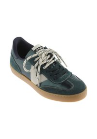 Sneaker in suede e pelle verde e blu con suola in gomma, dotati di lacci crema e di un'etichetta con logo sulla linguetta.