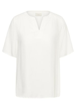 Weißes kurzärmeliges Blusenshirt mit V-Ausschnitt, weiter Passform und dezentem Strukturmuster, mit der Aufschrift "KAFFE culture" am Kragen.