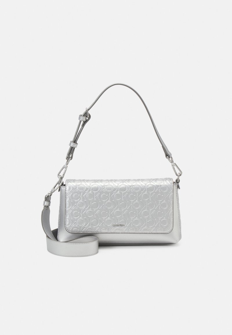 Sac d’épaule argenté avec motif monogramme sur le rabat, bandoulière ajustable et corps en cuir lisse.