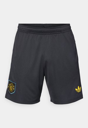 Sorte atletiske shorts lavet af letvægtsmateriale, med et Manchester United-logo på venstre ben og et Adidas-logo i gult på højre.