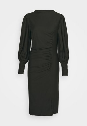 Rochie neagră cu o siluetă ajustată, mâneci lungi tip bufant și detaliu plisat pe lateral. Realizată dintr-un material elastic pentru o textură fină.