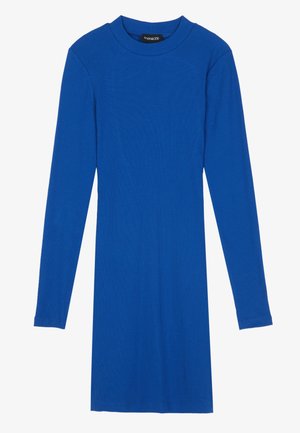 Langärmliges, knielanges, königsblaues, geripptes Kleid mit Rundhalsausschnitt und ohne sichtbare Muster oder Verzierungen.
