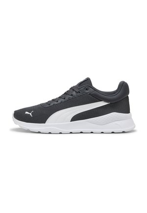 Baskets de sport noires avec semelle blanche, logo et bande Puma blancs, texture en maille et lacets noirs, présentées de profil sur fond blanc.