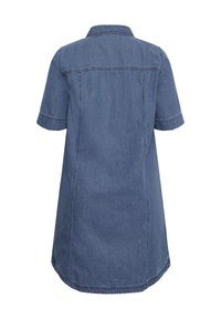 Robe en denim à manches courtes avec col, détails de couture visibles et ourlet incurvé, vue de dos sur fond blanc.