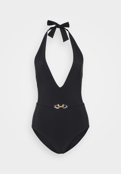 Melnā halter-bikini viengabala peldkostīmā ar dziļu V-veida dekoltē, teksturētu audumu un dekoratīvu jostu ar zelta un sudraba akcentiem.