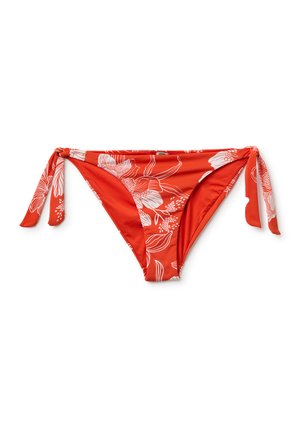 Czerwone majtki bikini z białymi kwiatowymi wzorami i wiązaniami po bokach na gładkim białym tle.